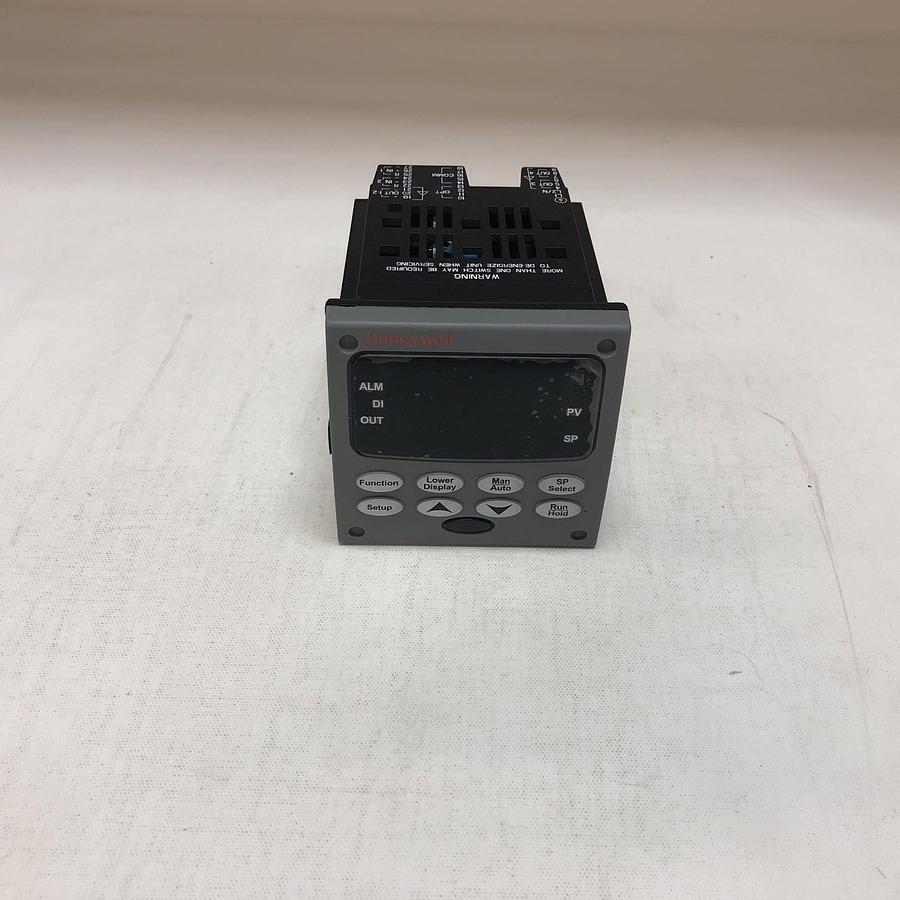 1 New No Box Honeywell DC3200-CB-000R-160-00000-E0-0, 90-250Vac, 50/60 Hz