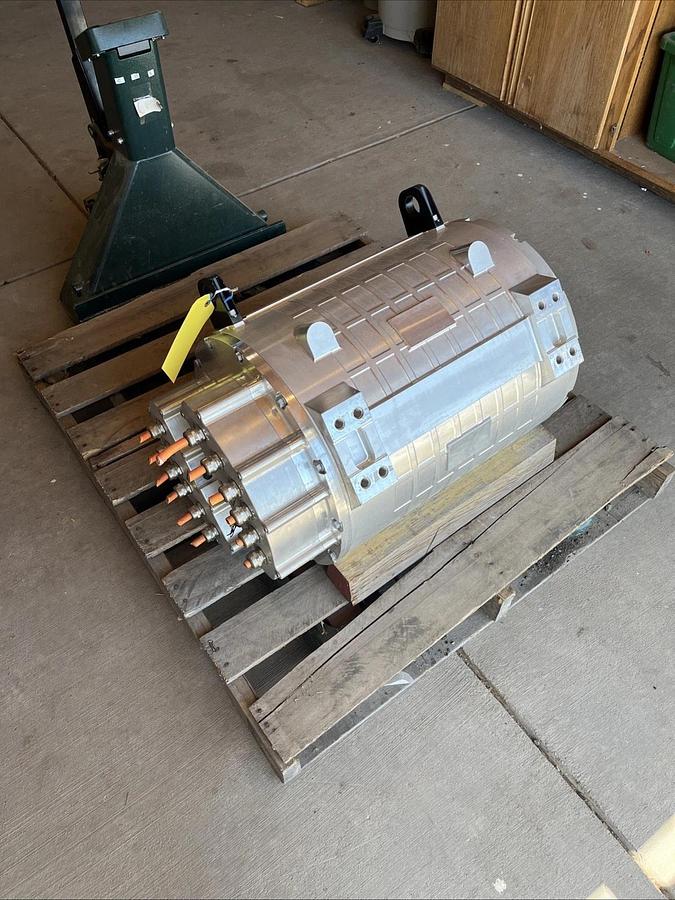 Used Nidec EV Large Electric Heavy-Duty Traction Motor PEV250-12-G005 800V PMSM 225kW