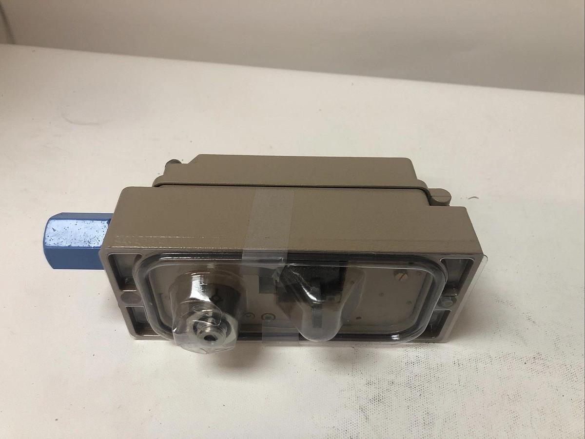 1 New No Box SAMSON 3767 Single-Acting Valve Positioner, 90Psi, 28V Max