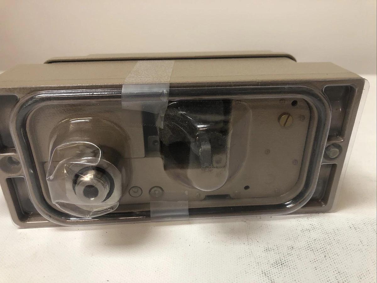 1 New No Box SAMSON 3767 Single-Acting Valve Positioner, 90Psi, 28V Max