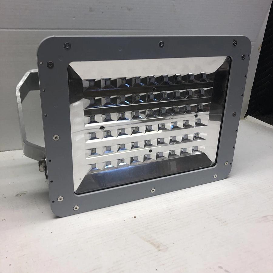 EATON FMV5LCY/UNV1 76 CHAMP 45W-100/277VAC-LED HAZARDOUS AREA FLOODLIGHT No Box