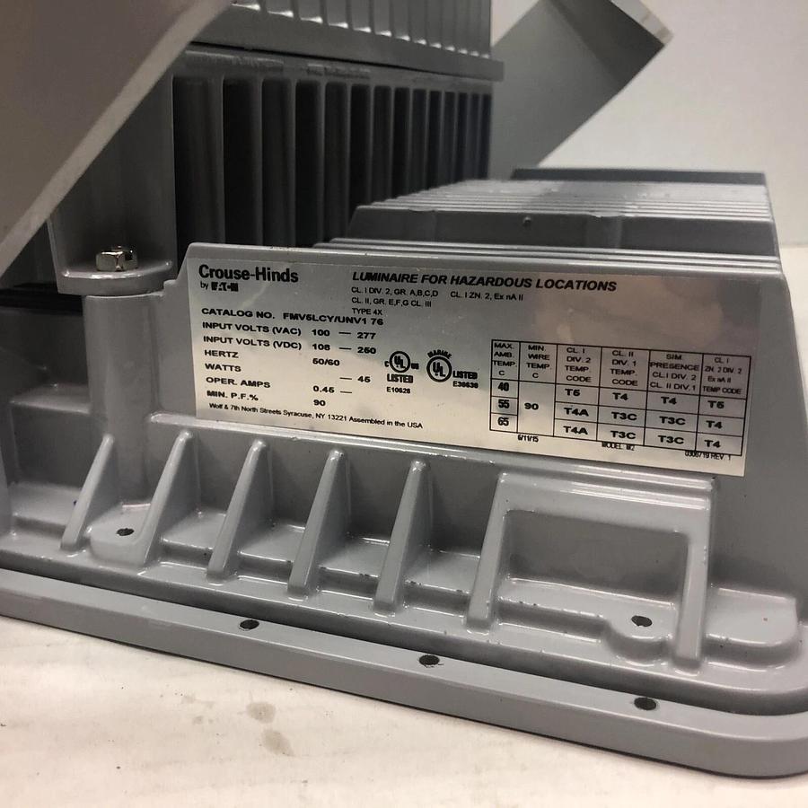 EATON FMV5LCY/UNV1 76 CHAMP 45W-100/277VAC-LED HAZARDOUS AREA FLOODLIGHT No Box