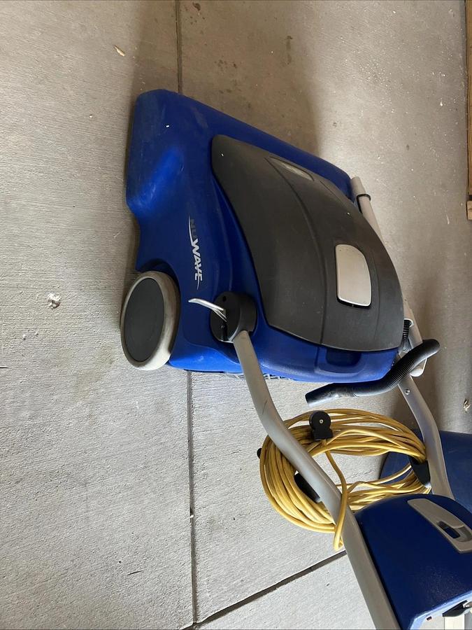 Used 2x Windsor Nuwave Vacuums Very Clean Near Mint.  Large Area Commercial Vaccum