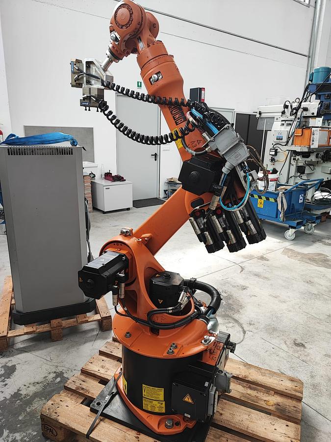 Usato Robot antropomorfo KUKA KR 16 completo di centrale di comando KRC2
