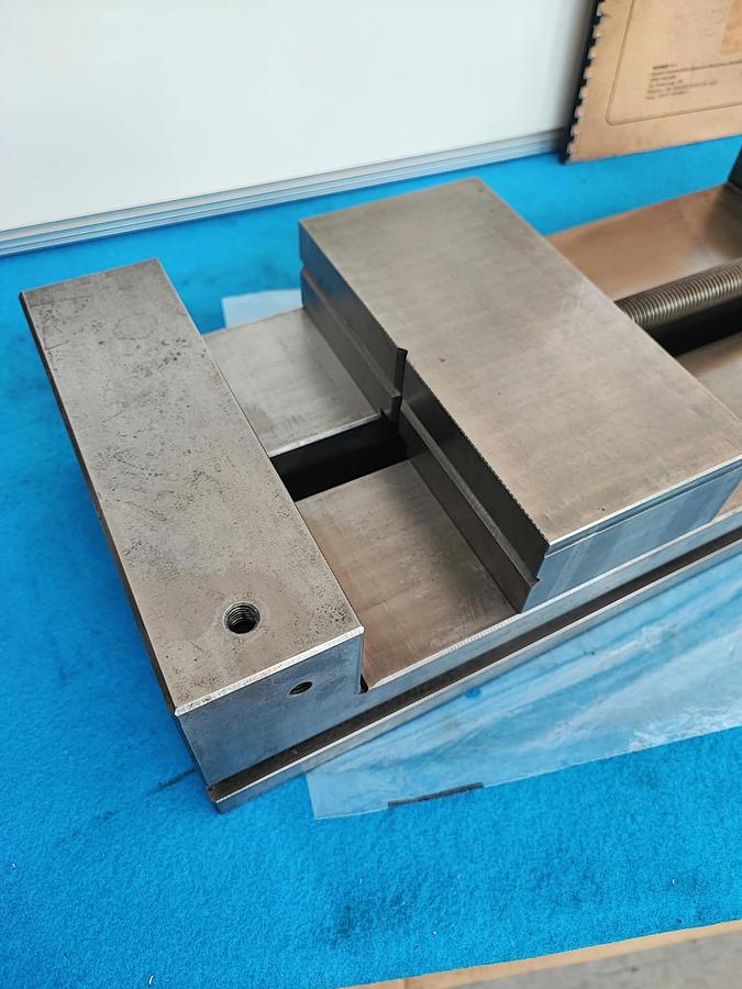 Usato SCUMED GERMANY morsa 300×210 mm, per fresatrice e rettifica, completa di chiave