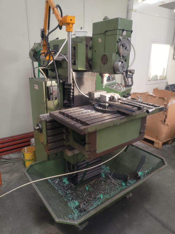 Usato Fresatrice universale verticale INFRATIREA FUS32 |  Testa inclinabile