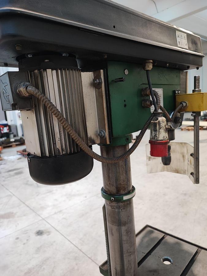 Usato Trapano a colonna FERVI 0754/400V con trasmissione a cinghia - tavola inclinabile