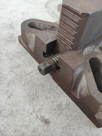 Usato Serie 4 griffe di staffaggio indipendenti reversibili - posizionamento variabile