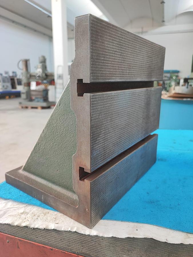 Usato Squadra a 90°, dim. 320x320x250 P mm, cave 2x18mm  in ghisa