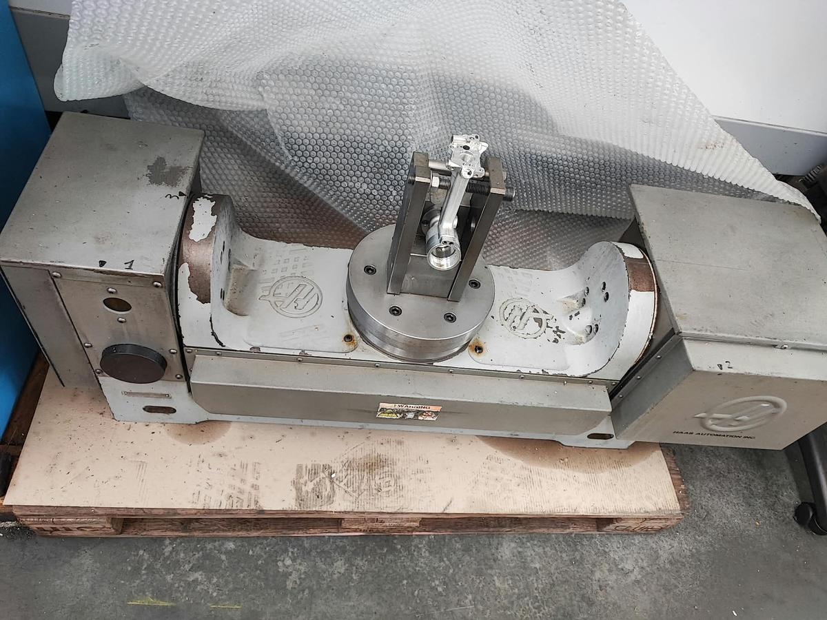 Usato Centro di lavoro con 4/5° asse HAAS VF-8B/40HE | 1626x1016x762