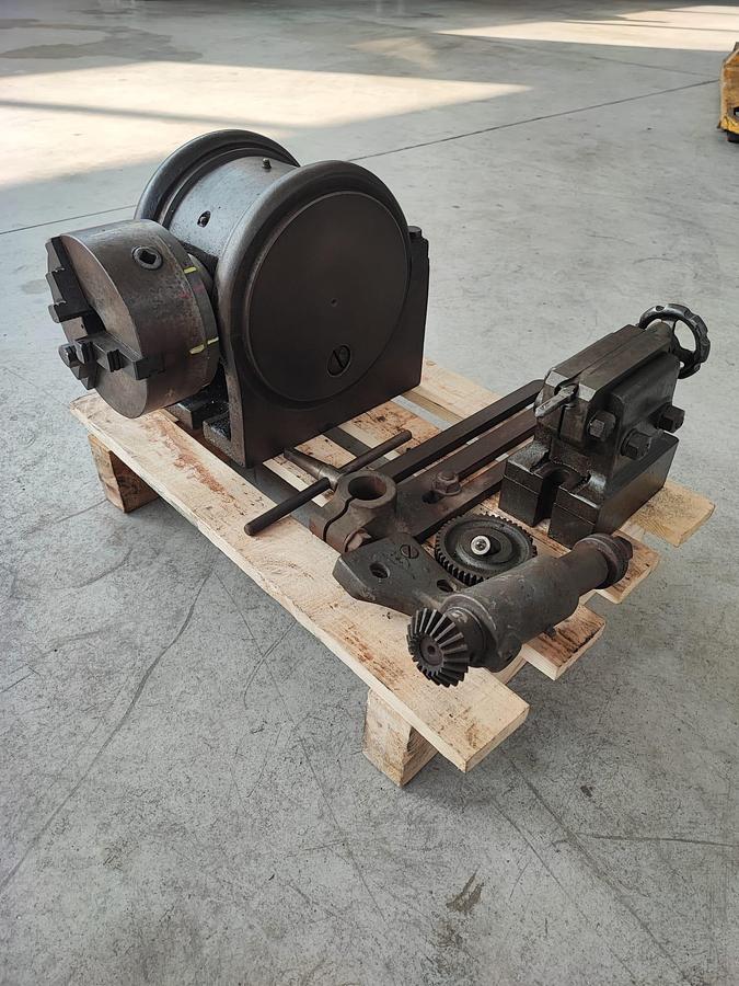 Usato Divisore universale Italiano, altezza punte 150mm, completo di contropunta