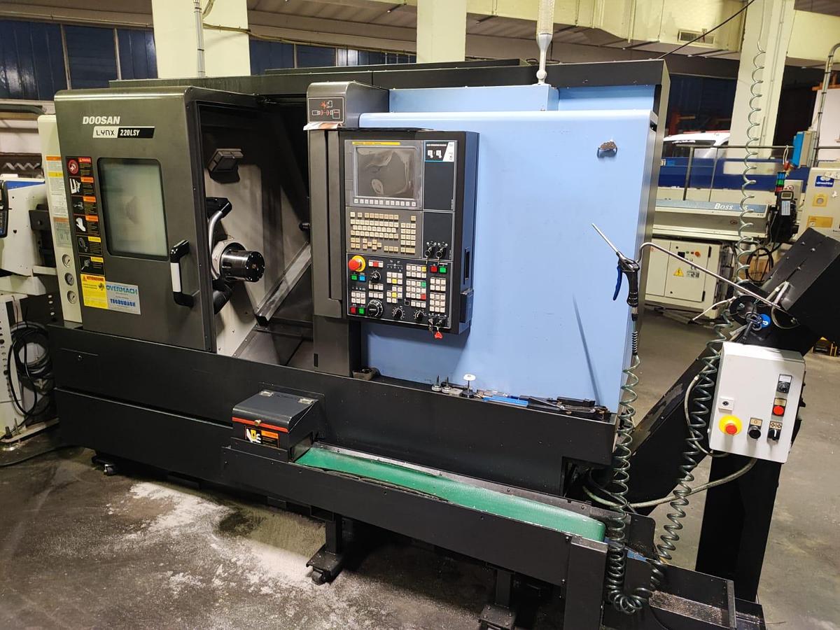 Usato Tornio motorizzato DOOSAN LYNX 220 LSY contromandrino + asse Y | Caricatore Master 880 | Fanuc