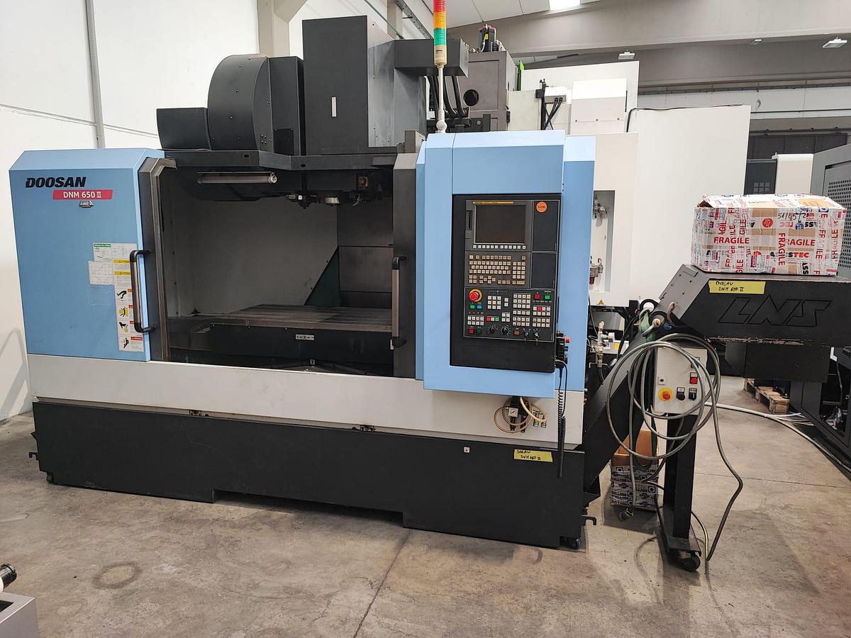 Usato Centro di lavoro verticale DOOSAN DNM 650 II | 1270x670x625 | Fanuc