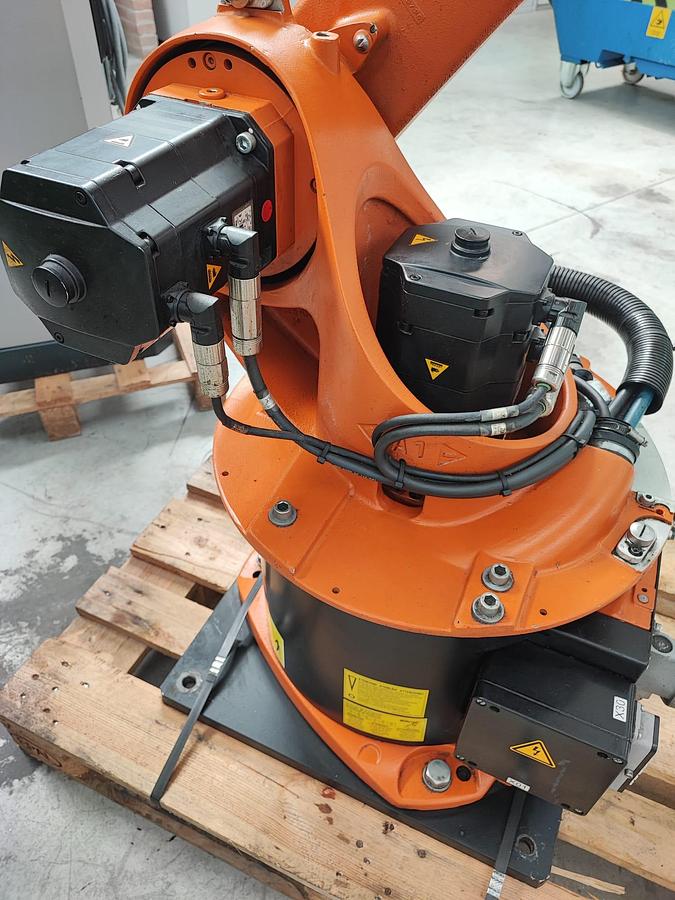 Usato Robot antropomorfo KUKA KR 16 completo di centrale di comando KRC2