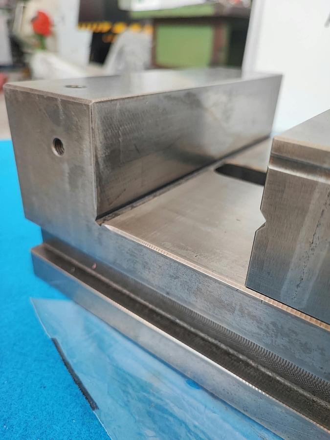 Usato SCUMED GERMANY morsa 300×210 mm, per fresatrice e rettifica, completa di chiave