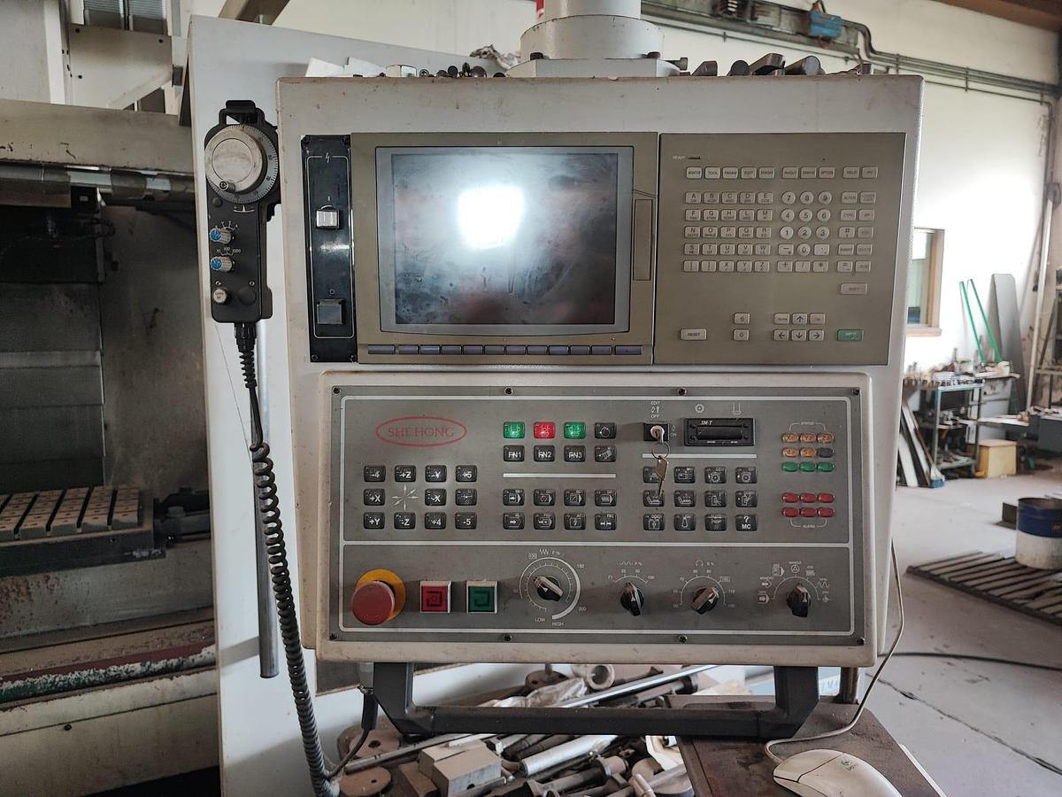 Usato Centro di lavoro verticale SHE HONG VMC 1600