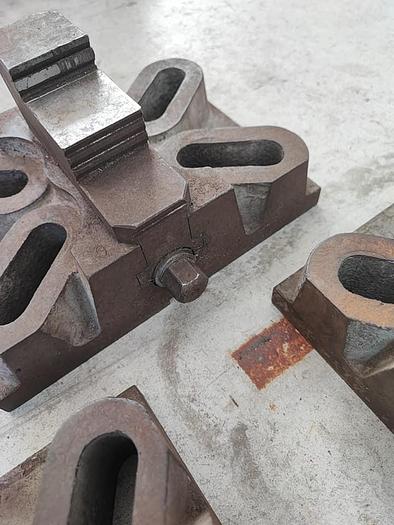 Usato Serie 4 griffe di staffaggio indipendenti reversibili - posizionamento variabile