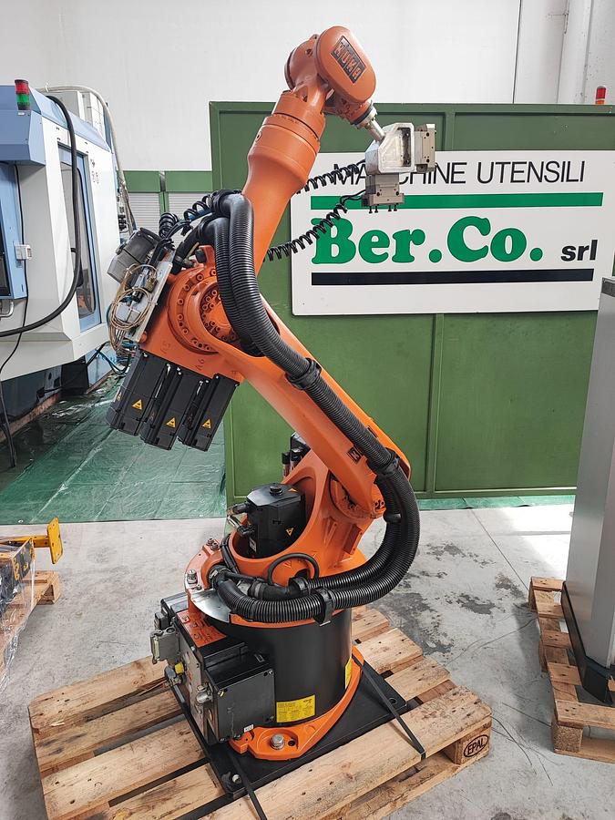 Usato Robot antropomorfo KUKA KR 16 completo di centrale di comando KRC2