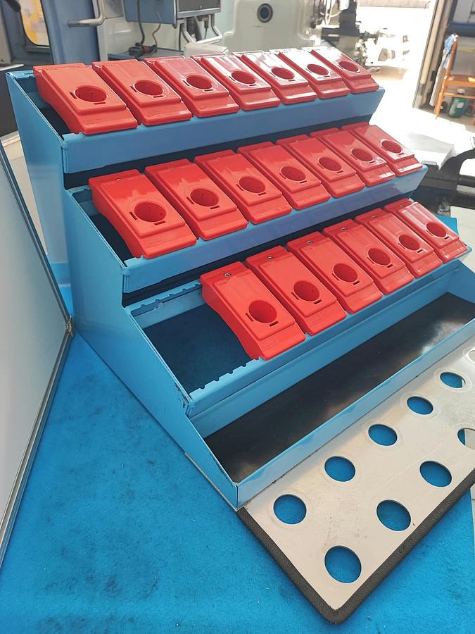 Usato FAMI supporto da banco, porta coni attacco ISO 30, con 34 postazioni