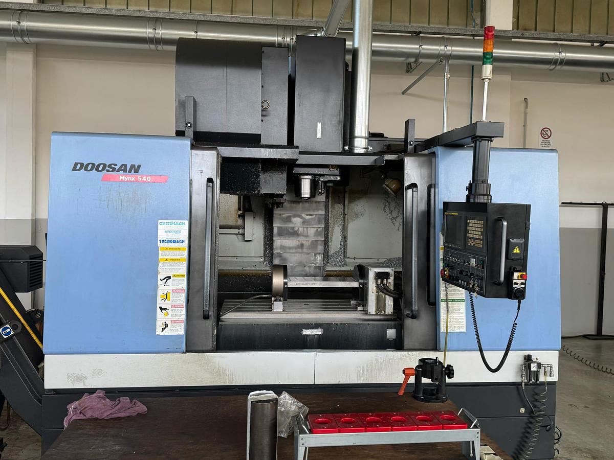 Usato Centro di lavoro verticale DOOSAN MYNX 540 | 1020x510x625 | 4°asse | Fanuc