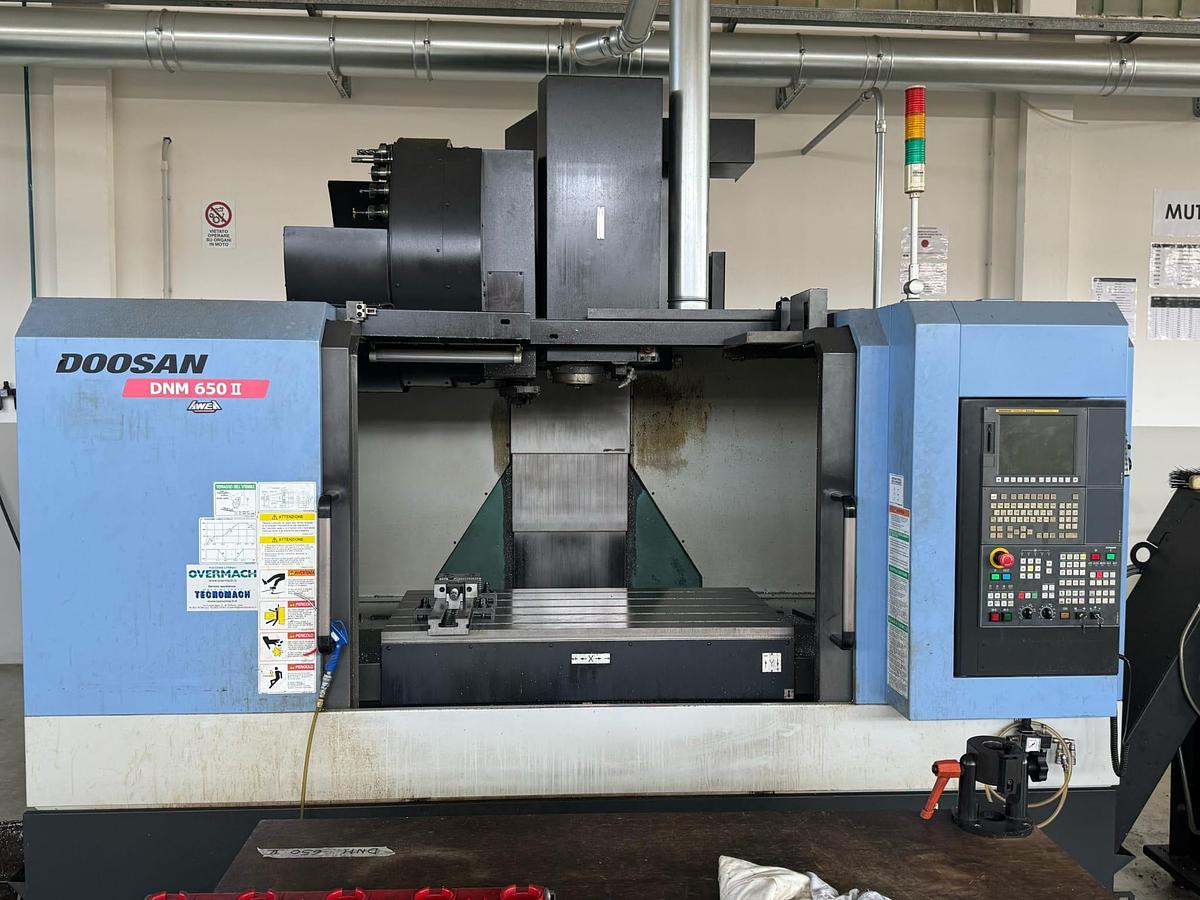 Usato Centro di lavoro verticale DOOSAN DNM 650II | 1050x610x610 | 4°asse | Fanuc