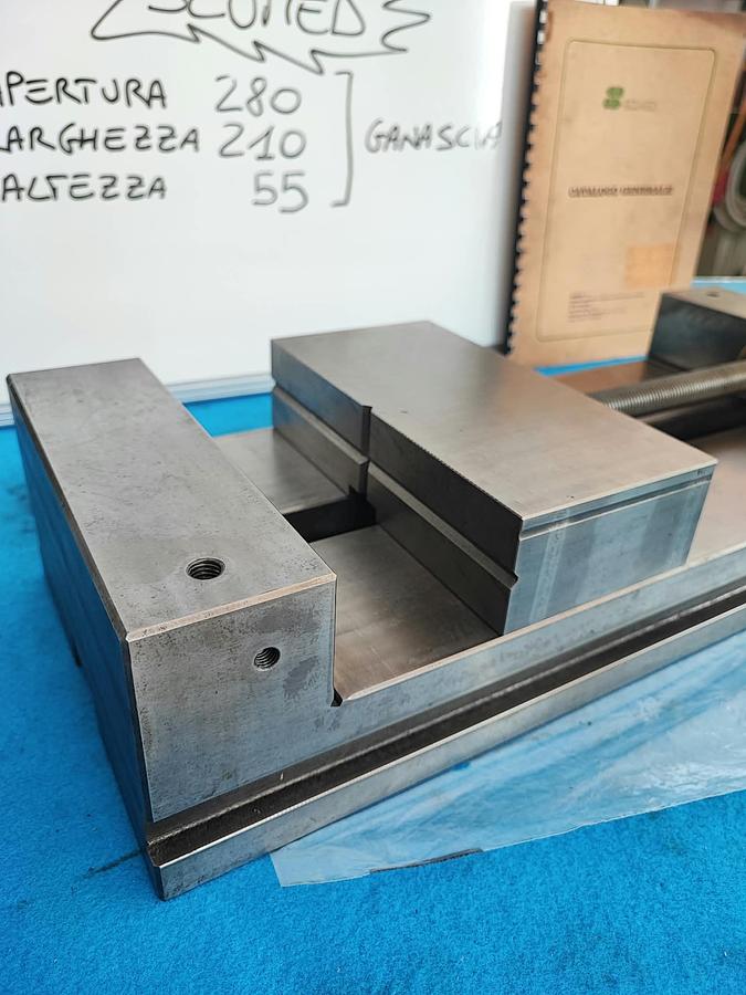 Usato SCUMED GERMANY morsa 300×210 mm, per fresatrice e rettifica, completa di chiave