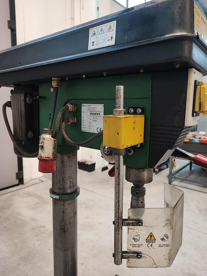 Usato Trapano a colonna FERVI 0754/400V con trasmissione a cinghia - tavola inclinabile