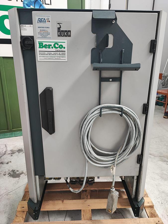 Usato Robot antropomorfo KUKA KR 16 completo di centrale di comando KRC2