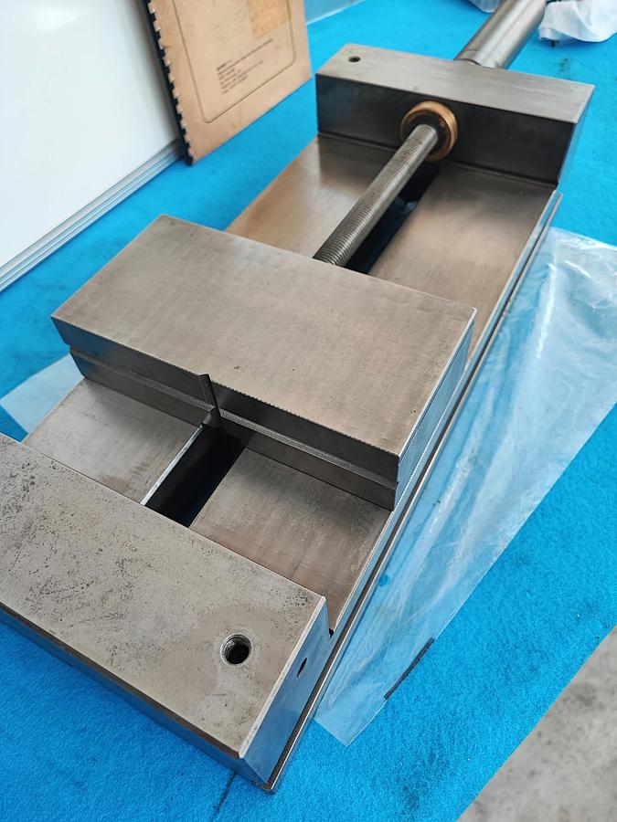Usato SCUMED GERMANY morsa 300×210 mm, per fresatrice e rettifica, completa di chiave
