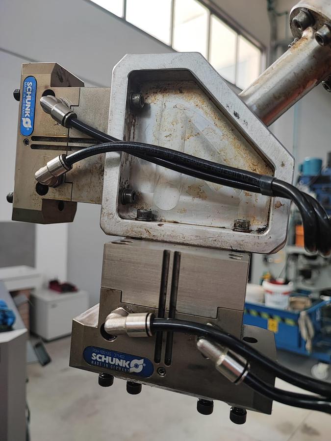 Usato Robot antropomorfo KUKA KR 16 completo di centrale di comando KRC2