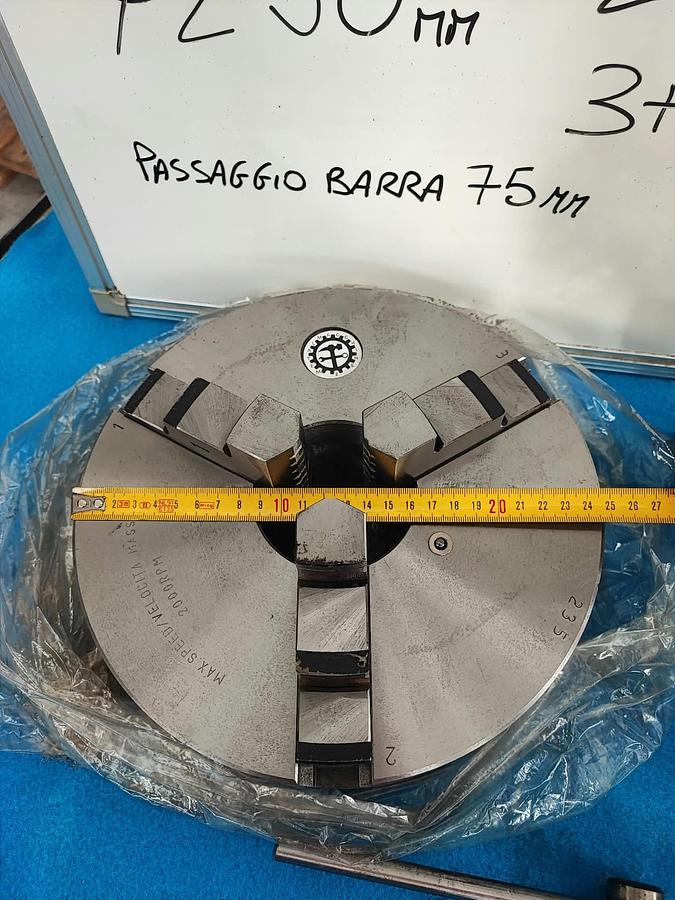 Usato METALMACCHINE2 250 (NUOVO) mandrino doppia guida, 3+3+3 griffe + flangia cam-lock 6"