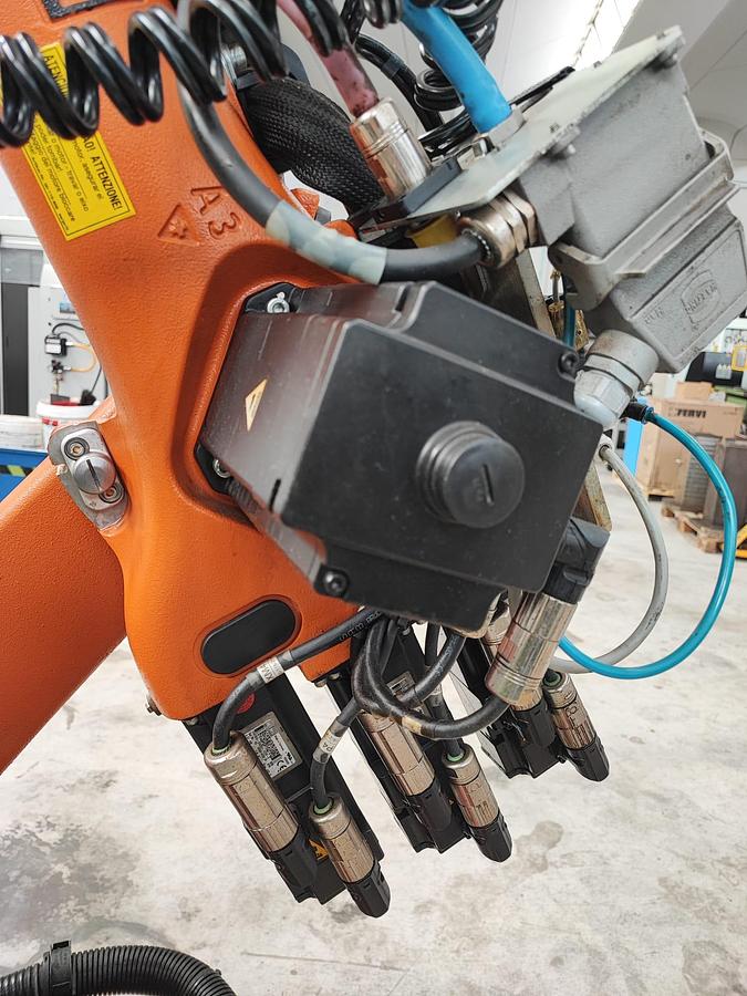 Usato Robot antropomorfo KUKA KR 16 completo di centrale di comando KRC2