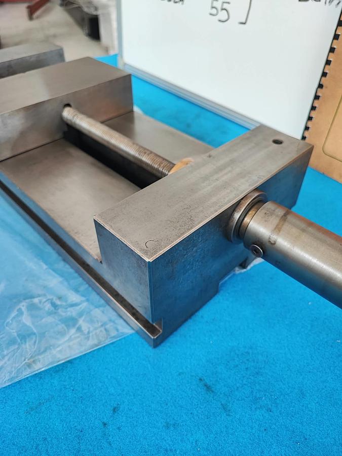 Usato SCUMED GERMANY morsa 300×210 mm, per fresatrice e rettifica, completa di chiave