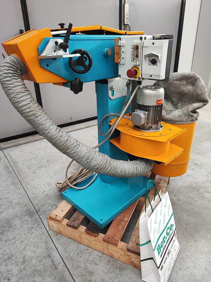 Usato Levigatrice a nastro FINTEC 410 con impianto di aspirazione a norme CE