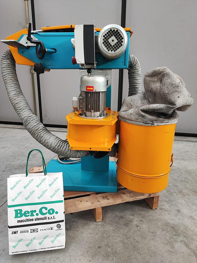 Usato Levigatrice a nastro FINTEC 410 con impianto di aspirazione a norme CE