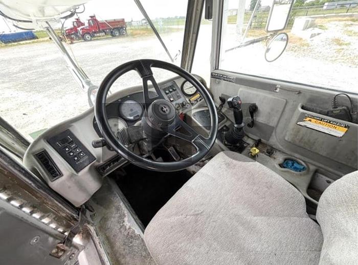 Used 2006 Oshkosh Front Discharge Concrete Mixer Truck