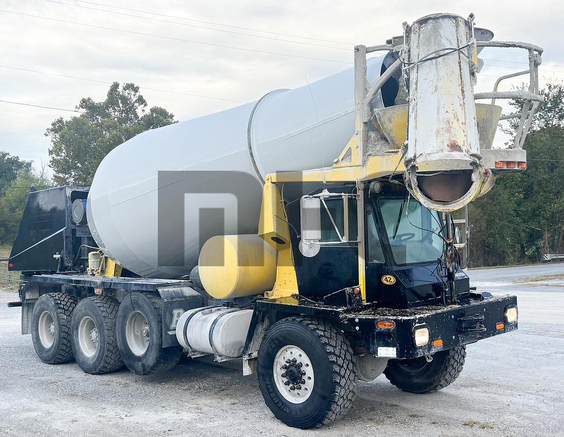 Used 2003 Oshkosh Front Discharge Concrete Mixer Truck