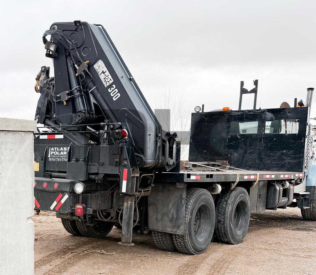 Used 2000 International Truck with HIAB 300-5 Knuckle-Boom Crane