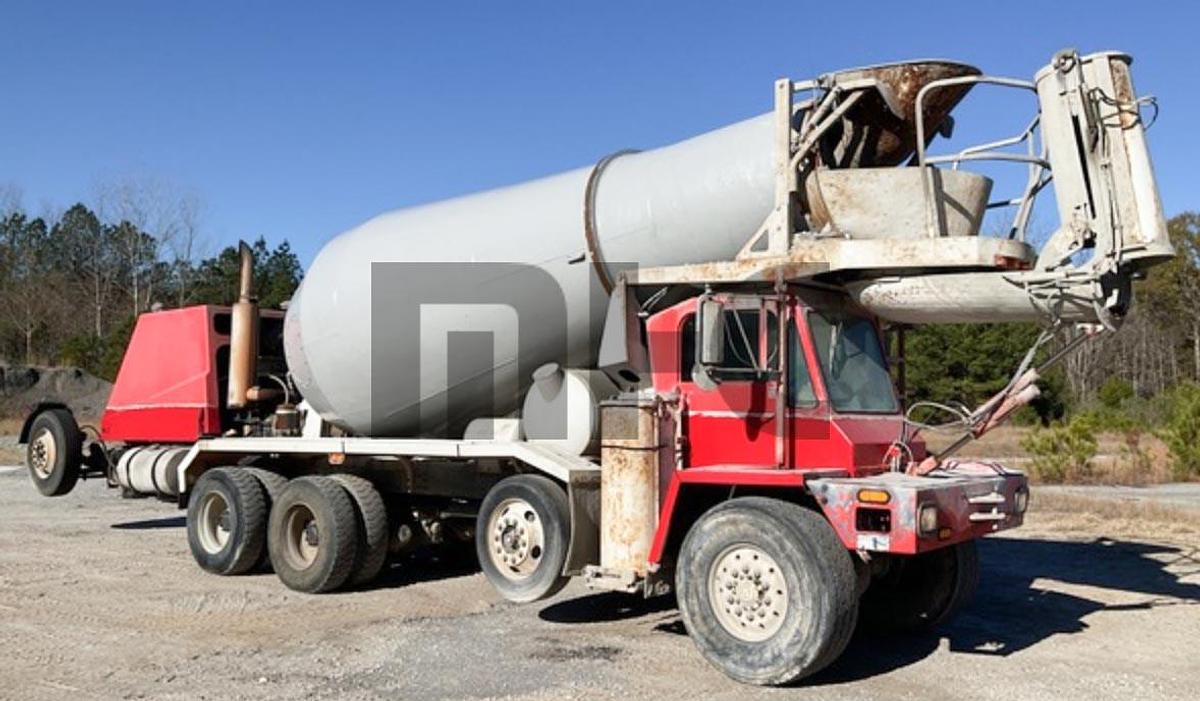 Used 2005 Oshkosh S-2106L, 10X6 Front Discharge Concrete Mixer Truck