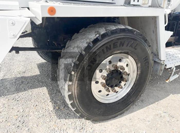 Used 2006 Oshkosh Front Discharge Concrete Mixer Truck