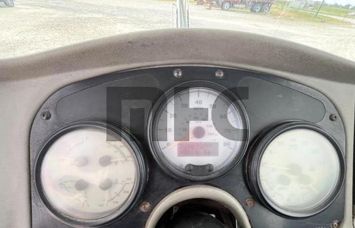Used 2006 Oshkosh Front Discharge Concrete Mixer Truck