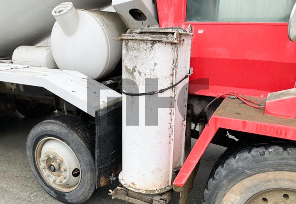 Used 2007 Oshkosh 10X6 Front Discharge Concrete Mixer Truck