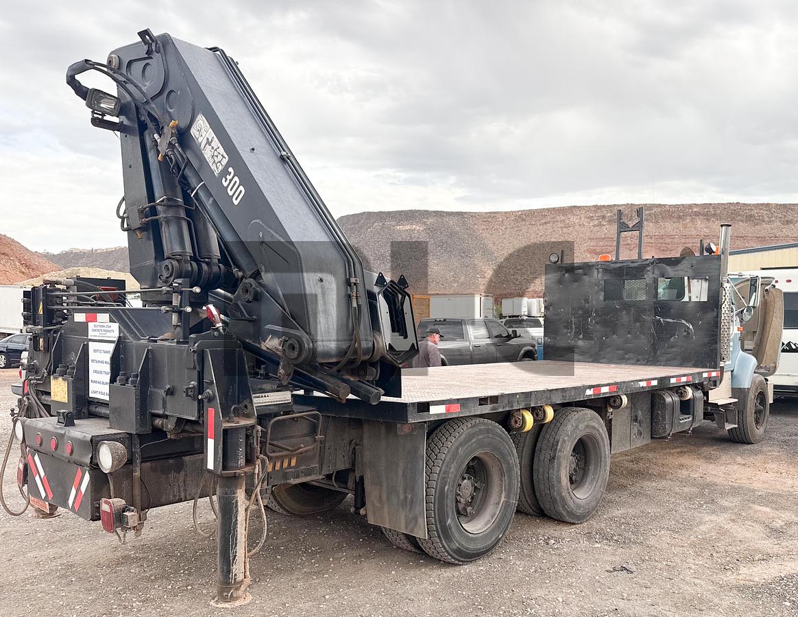 Used 2000 International Truck with HIAB 300-5 Knuckle-Boom Crane