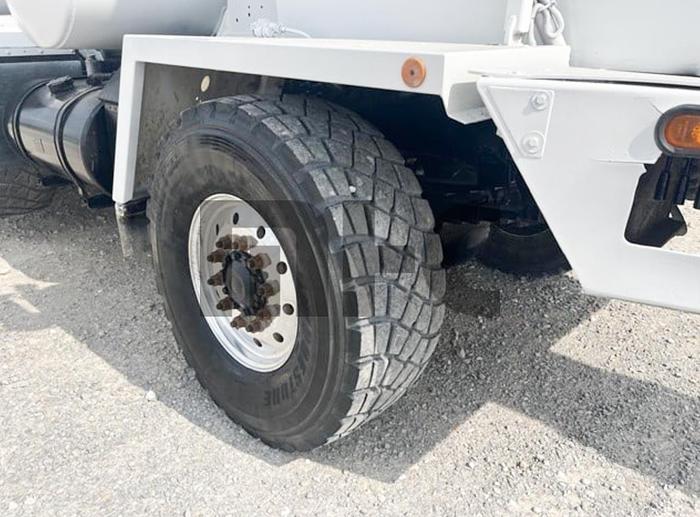 Used 2006 Oshkosh Front Discharge Concrete Mixer Truck