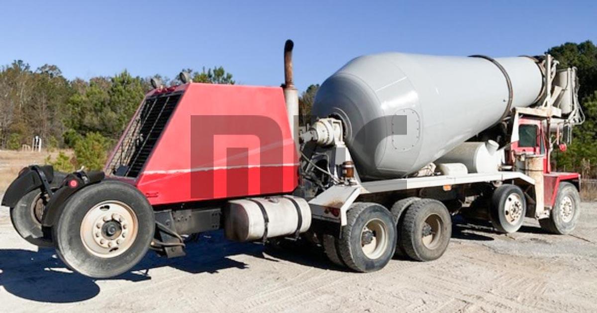 Used 2005 Oshkosh S-2106L, 10X6 Front Discharge Concrete Mixer Truck