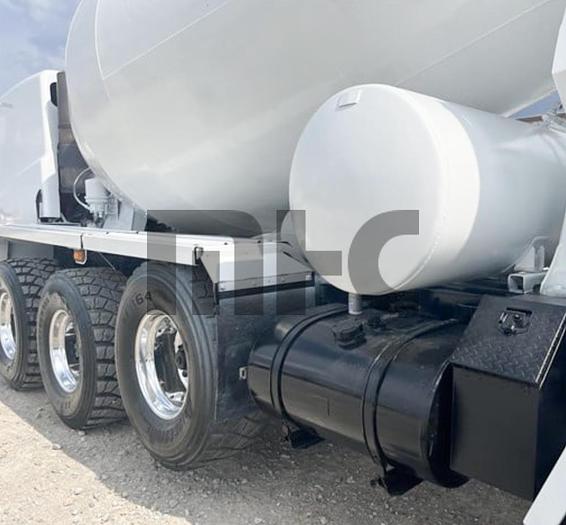 Used 2006 Oshkosh Front Discharge Concrete Mixer Truck