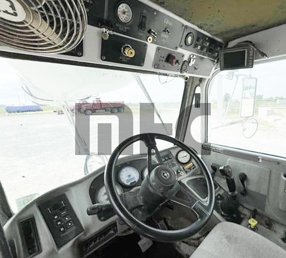 Used 2006 Oshkosh Front Discharge Concrete Mixer Truck