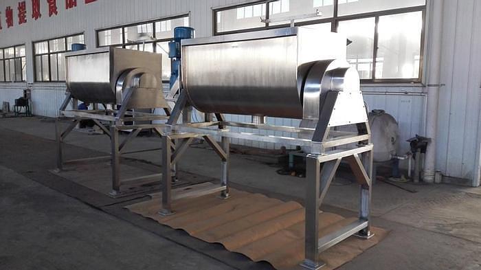 Manual tilting ribbon blender