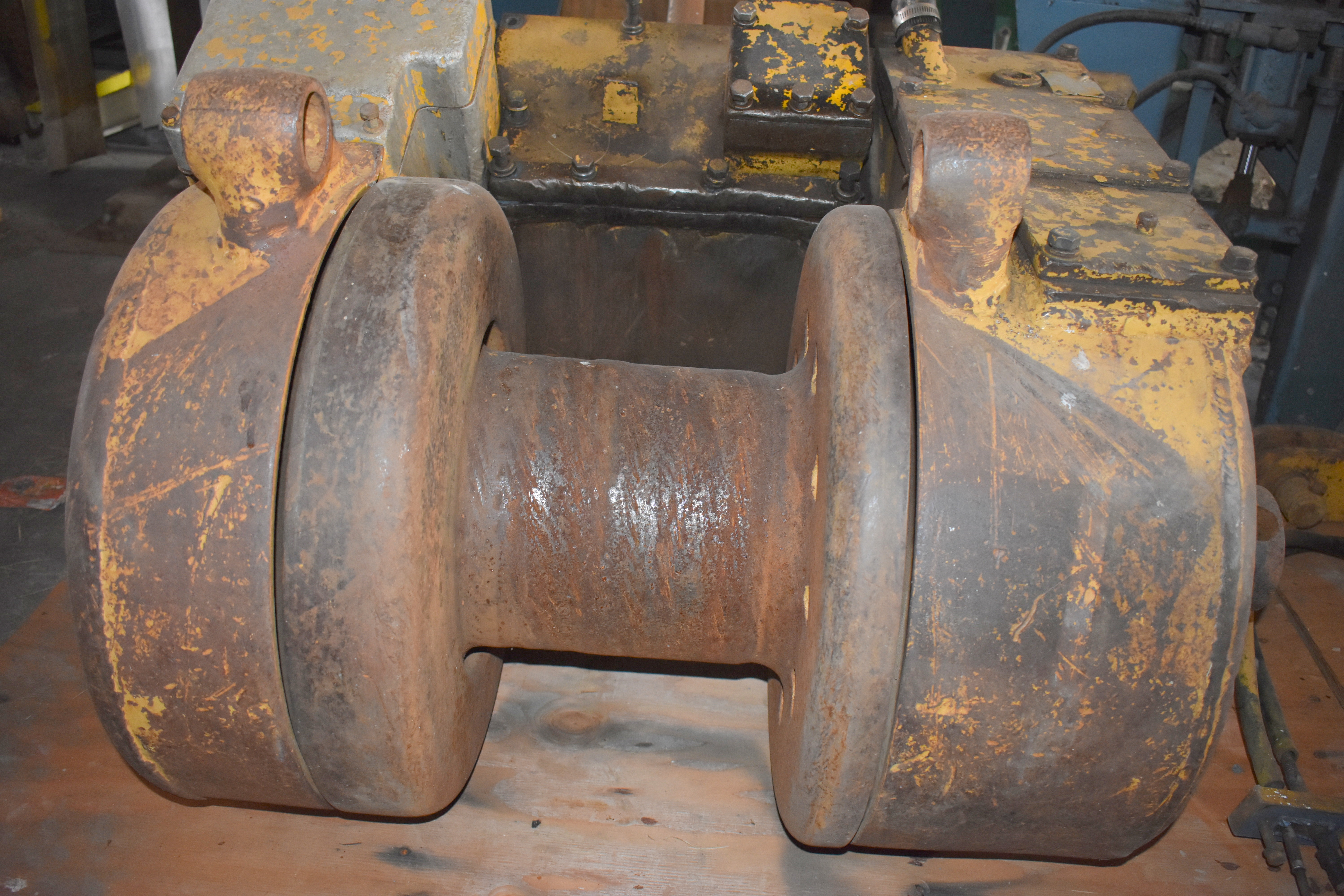 Used Caterpillar D6 winch arch, used Hyster D6 winch, cat D6 winch with Young arch, bulldozer d6c winch Caterpillar cat D6 winch,