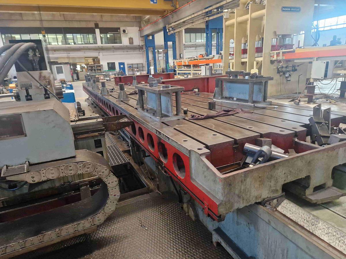 Usato FORATRICE PER FORI PROFONDI CON TAVOLA MOBILE TACCHI FT 35 CNC